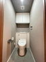 グランミッドタワーズ大宮スカイタワー ウォシュレット機能付きのトイレは壁掛けリモコンの上位グレードを採用。便座がスッキリした印象となり、限られた空間を広く見せる効果があります。