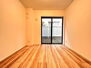 リムテラスガーデン南荻窪 1階5.6帖居室。ナチュラルな木目調の床から木のぬくもりを感じられるプライベート空間です。