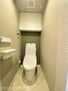 コスモ菊川壱番館 白を基調としたシンプルなトイレ。