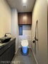 ザ・サンメゾン表参道 白を基調としたシンプルなトイレ。