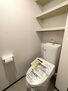 レックス市川松飛台 ・トイレ　　トイレは温水洗浄便座付です。上部の棚も便利にお使いいただけます。