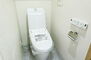コスモ横浜本牧シーサイドテラス 白を基調としたウォシュレットトイレは清潔感あるプライベート空間を演出します。