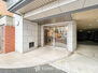 リブゼ横浜クレインポート 清潔感溢れる玄関がお出迎えする本邸宅の物語は、ここから始まる日常を期待させます。