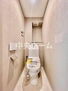 セザール西大島 【トイレ】　収納スペースをしっかりと確保した温水洗浄便座機能付きトイレ。温水洗浄便座は清潔にお使いいただくための大切なアイテムです。