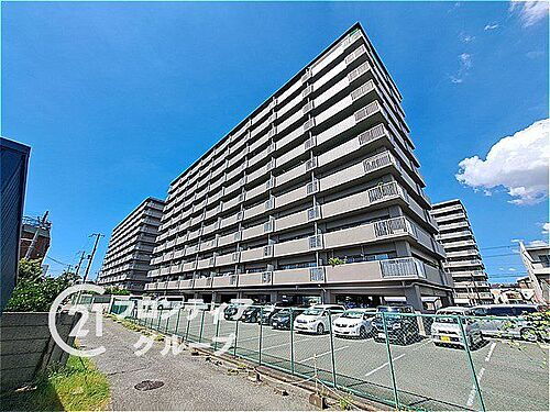 平野加美グランドハイツ2号棟 中古マンション シンプルながらも存在感のあるマンション外観は、住む人を魅了し、日常に特別な時間をもたらします。都会的なデザインが魅力で、住む人に誇りを与える空間です