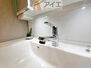 ラルゴ東松戸 三面鏡にハンドシャワー付き、使いやすい洗面台