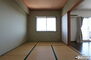 スカイハイツ芳斉 リビングルームの隣には約6帖の和室があります！