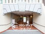 東生駒アーバンライフＡ棟　中古マンション 清掃の行き届いた綺麗なエントランスですね