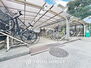 ルネ市川中山マンション　２階 広さがしっかり確保された敷地内駐輪場。かさ張る自転車も安心して停めることができます。