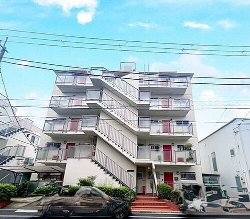 砧グリーンハイム 赤いドアがアクセント。時代を超えて愛される一棟