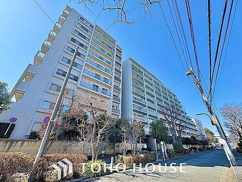 エフユニバース 外観が語る、品格とクオリティ。目を惹く佇まいが特徴です。