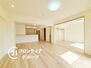武庫川サニーハイツ　中古マンション 18.5帖の広々としたリビングです。家具やインテリアを置いても、すっきりと快適にお住まいいただけます。