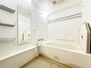 フローラハイツ岡本　中古マンション ゆったりサイズのシャワー付きバスルームです