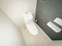 ファミール岡山 ホワイトとブラックで統一されたトイレになります。落ち着いた雰囲気ですね。