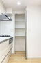 戸越パレス キッチン収納／キッチン横に可動式棚設置済みでパントリーとしてもご利用いただけます。