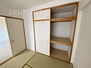 プライムスクエアー伊勢崎 和室の収納は布団も収納し易い仕切り棚付きです。