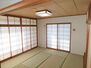ライフプラザ紅梅・山手通り 8帖の広々とした和室！窓から快適な光と風を取り込める設計です。